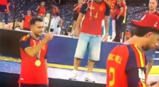 "Celular robô" de Eric García filma sozinho e rouba cena em festa da Espanha; vídeo