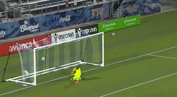 Vídeo: herói de Curaçao na Copa, goleiro sofre gol do meio do campo nos EUA