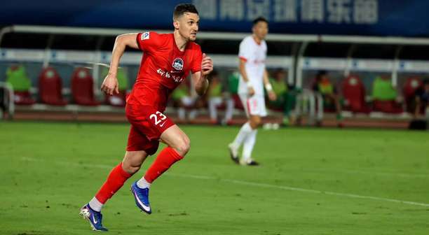 Destaque na China, zagueiro ex-Paysandu faz gol de cabeça e garante vitória