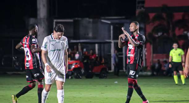 Vitória rebate Abel Ferreira por questionar caráter de lateral expulso