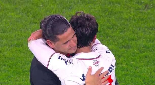 Jogo entre pai e filho no futebol uruguaio termina com lágrimas após o apito final