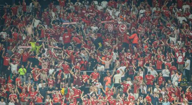 Internacional perde na volta, mas bate o Corinthians no agregado e avança na Copa do Brasil