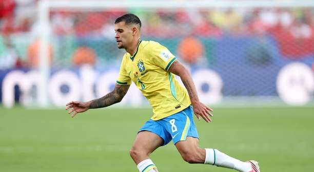 Bruno Guimarães é apresentado à torcida do Arsenal antes de derrota em amistoso