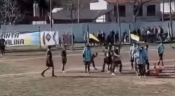 Vídeo: jogador é preso por agredir árbitro com soco na Argentina