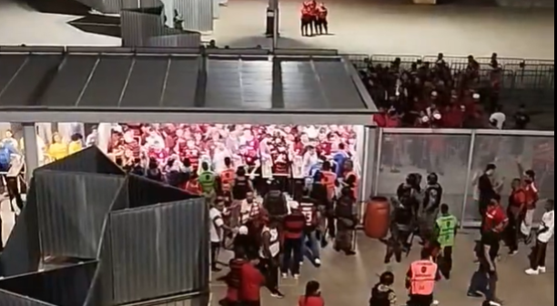Confusão antes de Cruzeiro x Flamengo termina em gás de pimenta e agressões no Mineirão