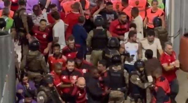 Confusão e gás de pimenta marcam entrada de flamenguistas no Mineirão