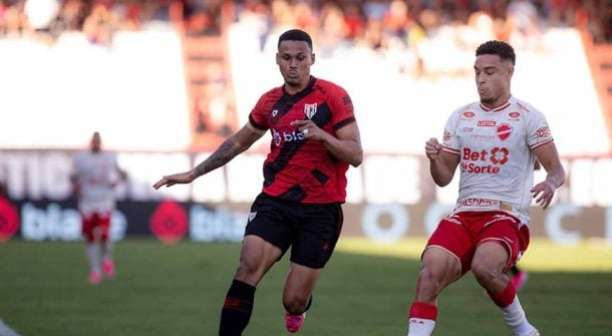 Vila Nova vence clássico no Accioly e freia reação do Atlético-GO
