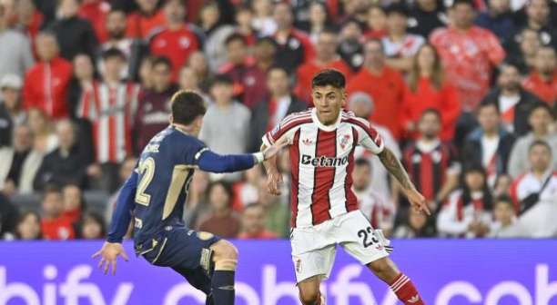 Almada estreia no River com festa da torcida diante do Argentinos Jrs