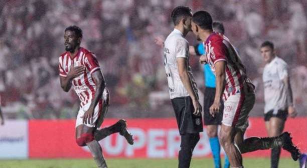 Náutico faz valer mando, deixa Ceará aflito e ganha fôlego na Série B