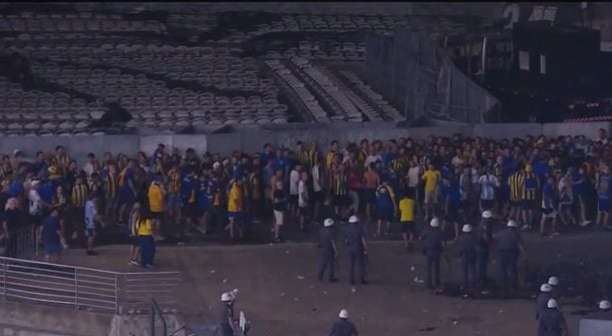 Torcida do Rosario Central entra em conflito com a PM após eliminação