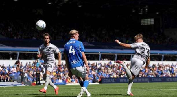 Vale Puskas? Jogador faz golaço de calcanhar na Inglaterra; vídeo