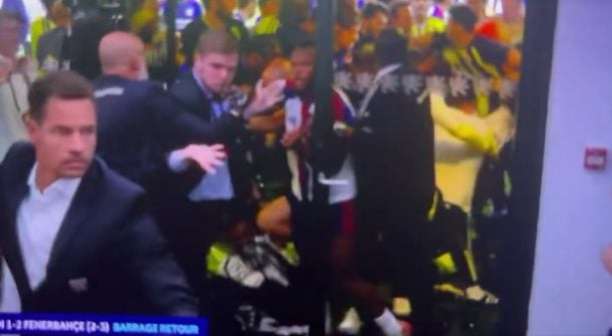 Vídeo: jogador do Fenerbahçe causa confusão em jogo da Champions
