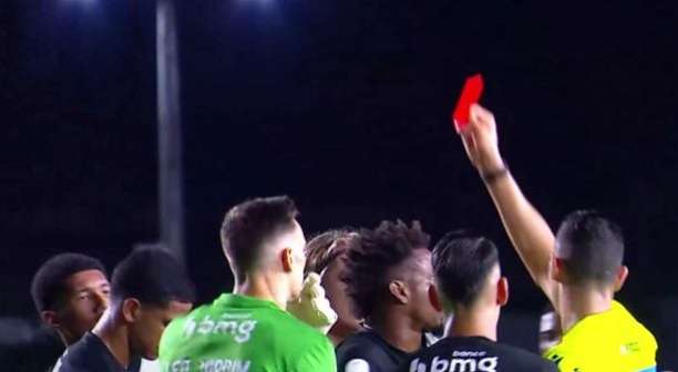 Vasco x Vitória: Cauan Barros é expulso em lance polêmico