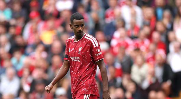 Adulto 'rouba' camisa dada por jogador do Liverpool a adolescente e cena viraliza