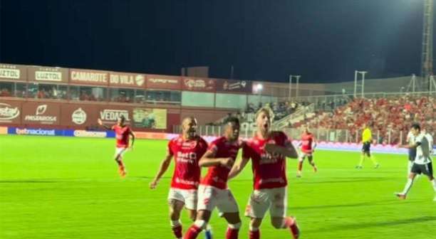 Vila Nova vence Ceará e segue na cola do líder na Série B