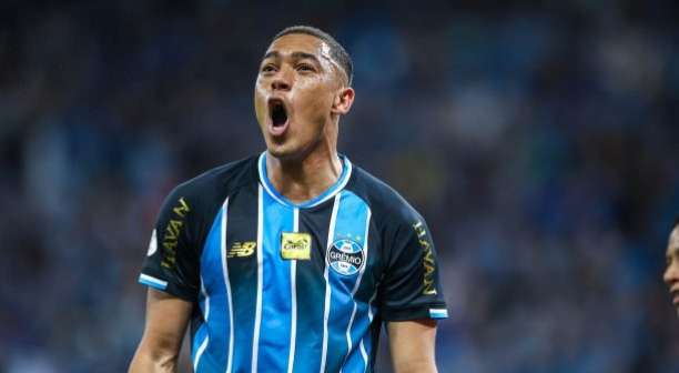 Carlos Vinicius faz dois, e Grêmio despacha Internacional da Copa do Brasil