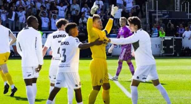 Vídeo: filho de ídolo holandês, goleiro faz dois gols e salva o time da derrota