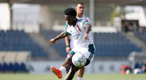 Vini Jr dá caneta em Alexander-Arnold e diverte elenco do Real; vídeo