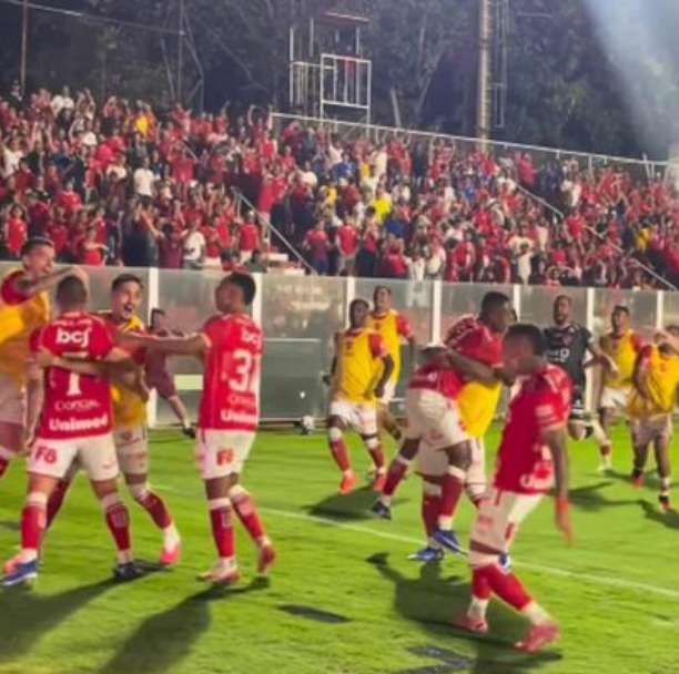 Com drama no fim, Vila Nova vence Náutico e lidera a Série B