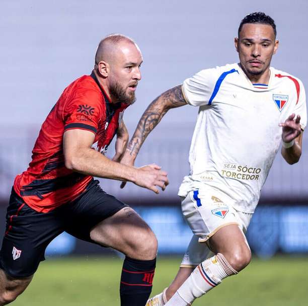 Atlético-GO supera expulsão no primeiro tempo e derrota o Fortaleza