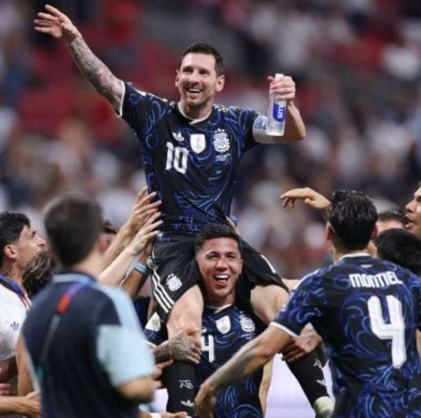 Faixa do River, Di Stéfano e Messi: os laços no futebol entre Espanha e Argentina
