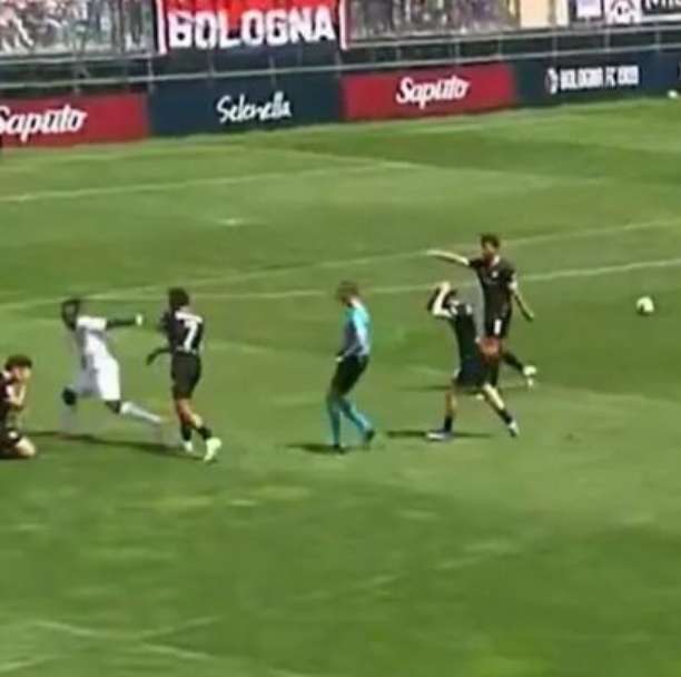 Jogador inglês com fama de "brigão" é expulso em amistoso; veja o vídeo