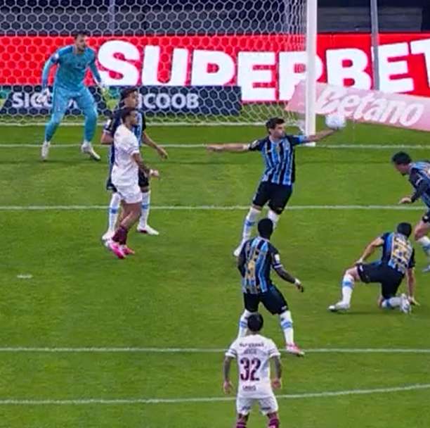 Ouça o áudio do VAR que levou à marcação de pênalti para o Fluminense