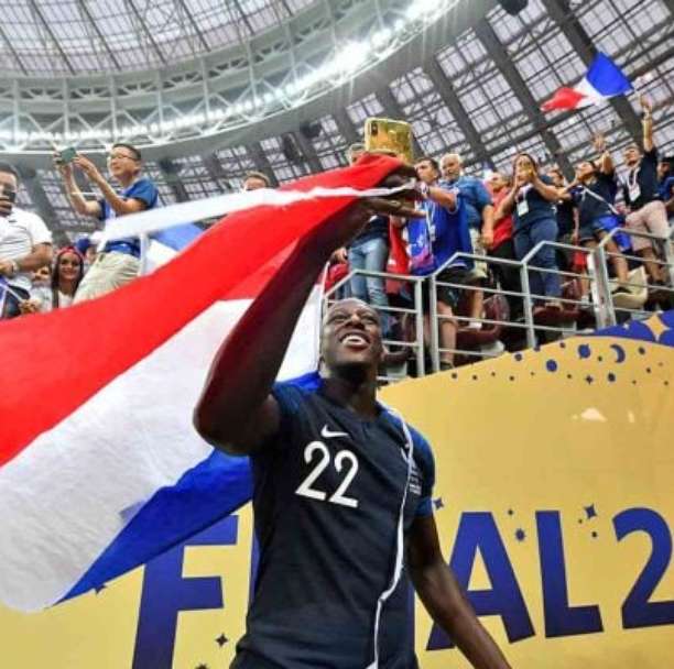 Mendy coloca réplica da Copa do Mundo de 2018 à venda em leilão; veja valor