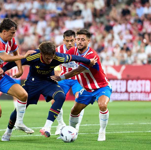 Arsenal goleia Girona em amistoso com destaque para Max Downan