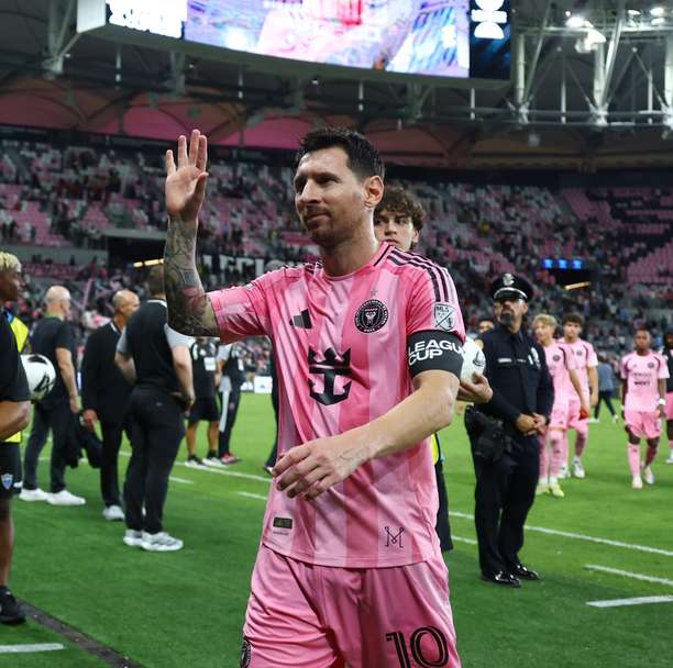 Messi supera marca de Cristiano Ronaldo e se aproxima do milésimo gol