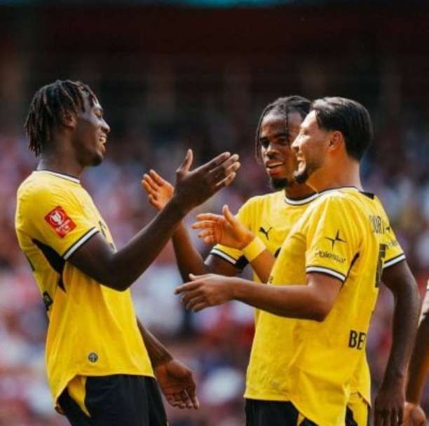 Arsenal sofre nova derrota e Dortmund vence na Emirates Cup
