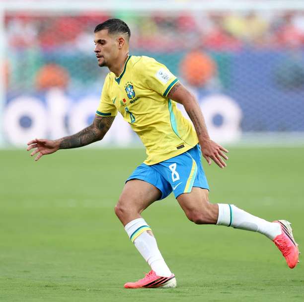 Bruno Guimarães é apresentado à torcida do Arsenal antes de derrota em amistoso