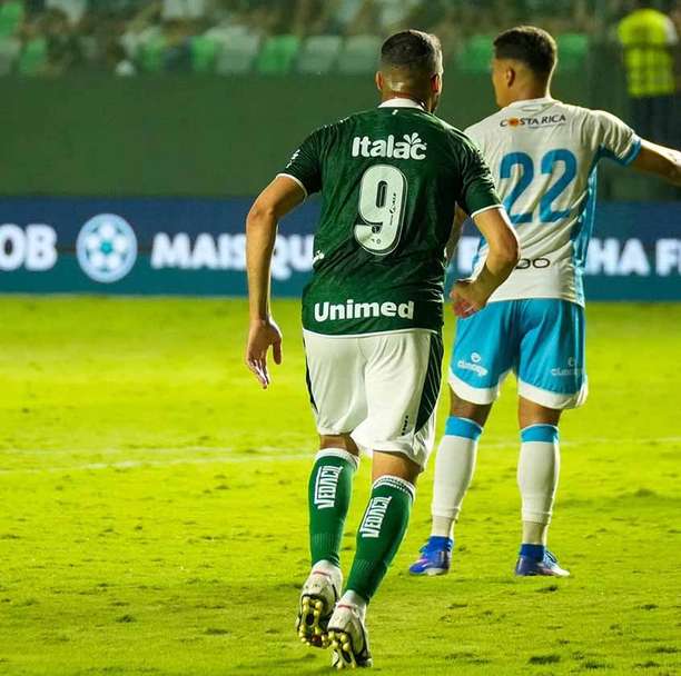 Demora de oito minutos no VAR marca vitória do Goiás sobre Londrina
