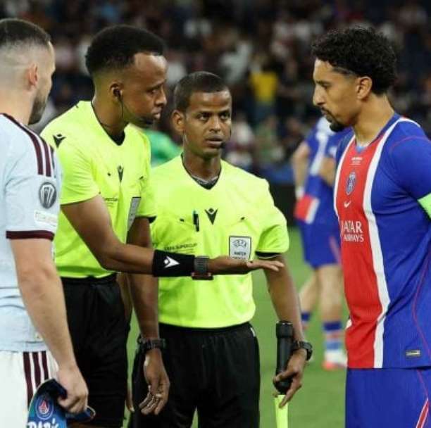 Presidente da Uefa entrega medalha a juiz barrado na Copa nos EUA