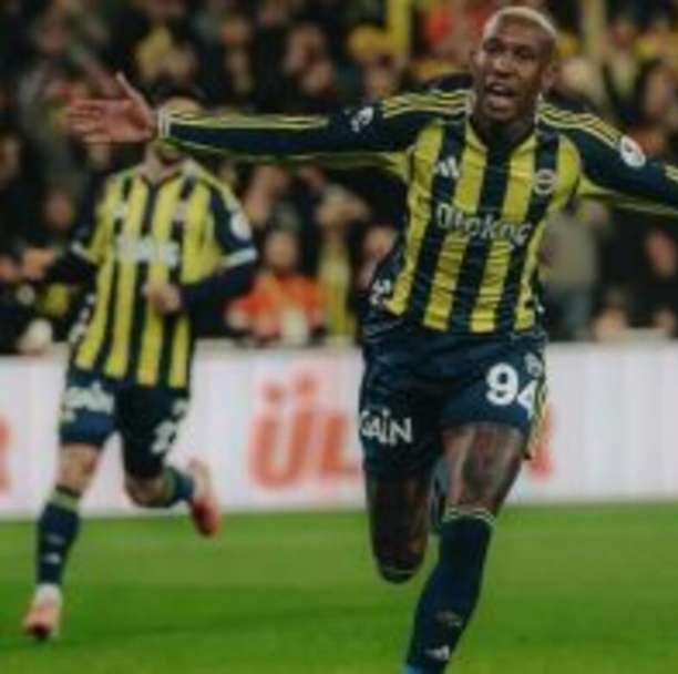 Talisca ultrapassa Alex e se torna o maior artilheiro estrangeiro de times turcos em competições europeias