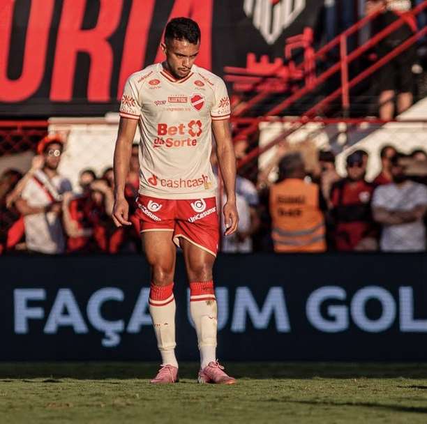 À la CR7? Jogador do Vila Nova faz golaço de falta na Série B