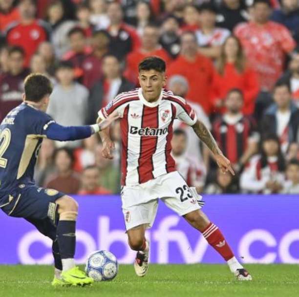 Almada estreia no River com festa da torcida e brilho diante do Argentinos