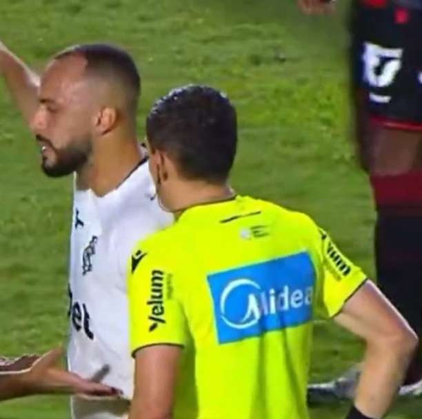 Jogador do Botafogo é o primeiro a ser expulso pela 'Lei Vini Jr.' no Brasileirão; vídeo
