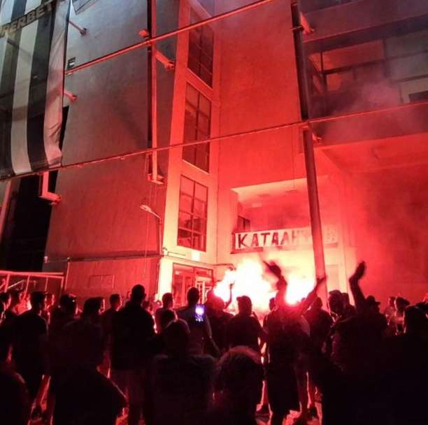 Torcedores do PAOK fazem protesto intenso após venda de jóia para o futebol alemão