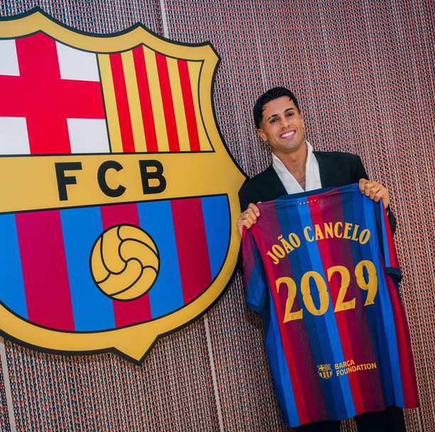 João Cancelo é oficializado pelo Barcelona, que chega a cinco reforços na janela europeia