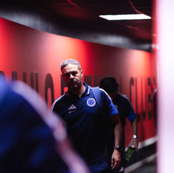 "Não fomos iguais a nós próprios", diz Artur Jorge após eliminação para o Flamengo na Copa Libertadores da América.