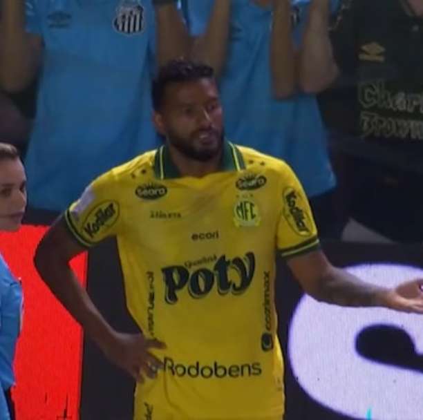 Santos é denunciado pelo STJD e pode pegar até 10 jogos de suspensão por cusparada em Reinaldo