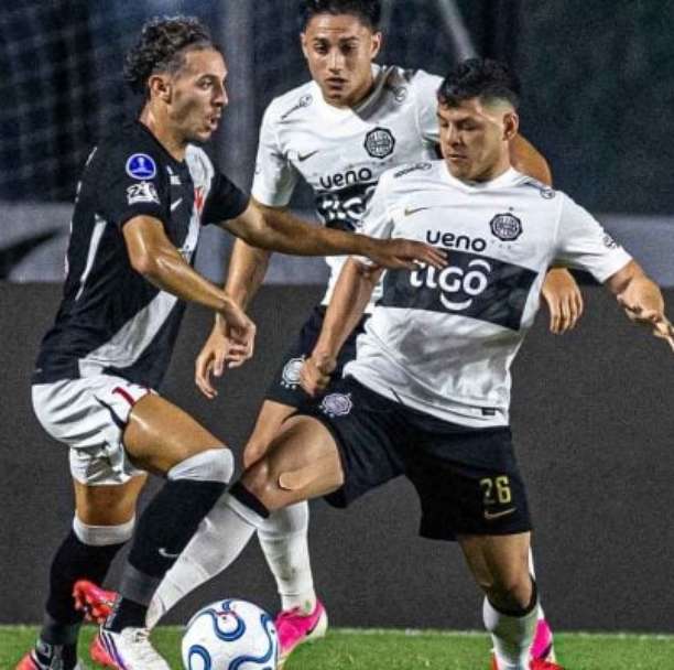 Pedro Emanuel chega ao terceiro mata-mata pelo Vasco e invicto