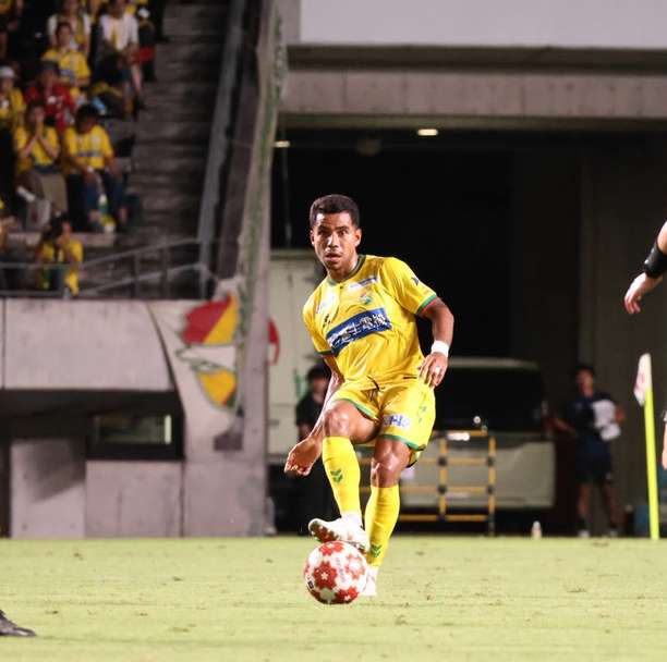 Dudu Pacheco celebra classificação do JEF United nos pênaltis na Copa do Imperador