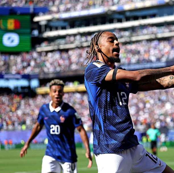 Liverpool retoma conversas com o PSG para contratar Barcola