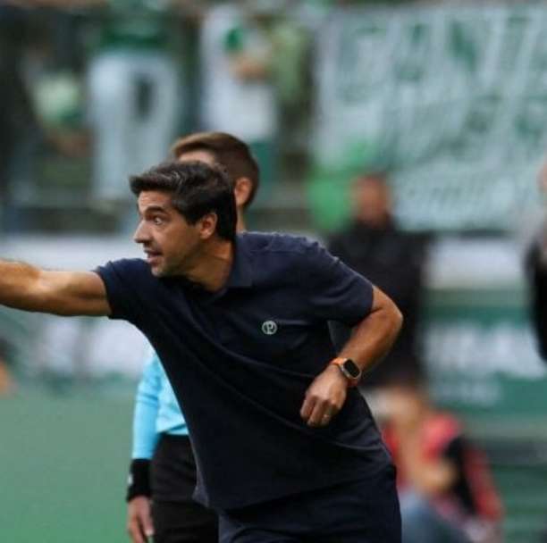 Abel Ferreira é multado por chutar microfone em jogo da Libertadores