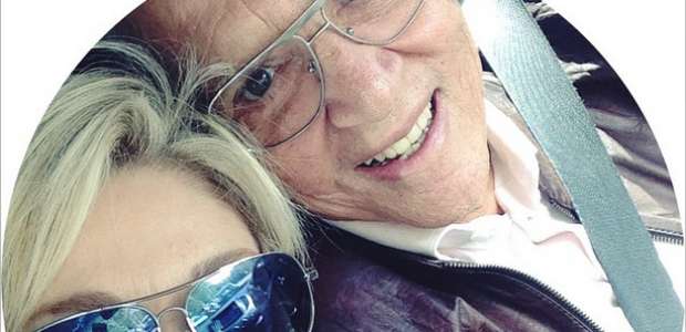 Ex posta foto com Carlos Alberto de Nóbrega: "fomos votar"