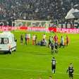 Jogador do Botafogo fica desacordado após choque e deixa campo de ambulância