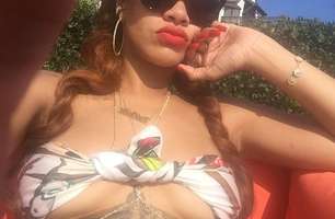 Rihanna usa lenço como sutiã e deixa seios à mostra
