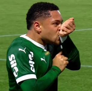 Palmeiras marca no 'apagar das luzes', vence o São Paulo e assume liderança